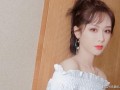 杨紫最新代言爆料,时尚女神演绎青春活力